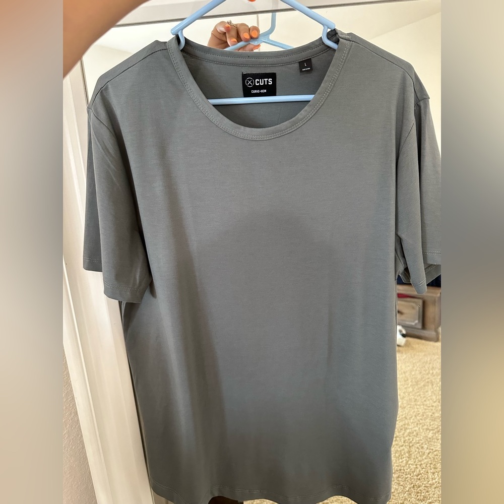 Cuts Curve Hem Mens Tee- Brand New